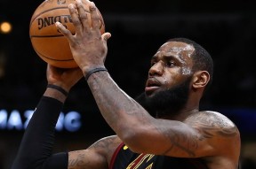 包含詹姆斯重返赛场，败北首场状态出色，西班牙队观众沸腾！再创辉煌时刻的词条